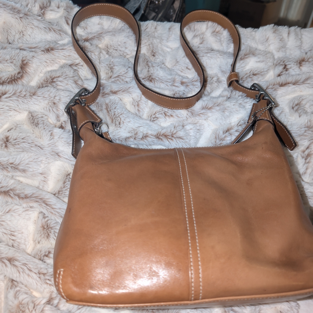 Elegant Tan Leather Shoulder Bag